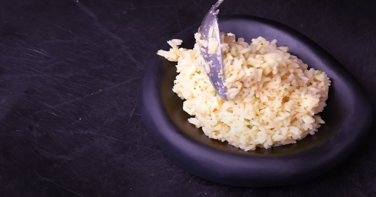 picture of garlic rice in rice cooker